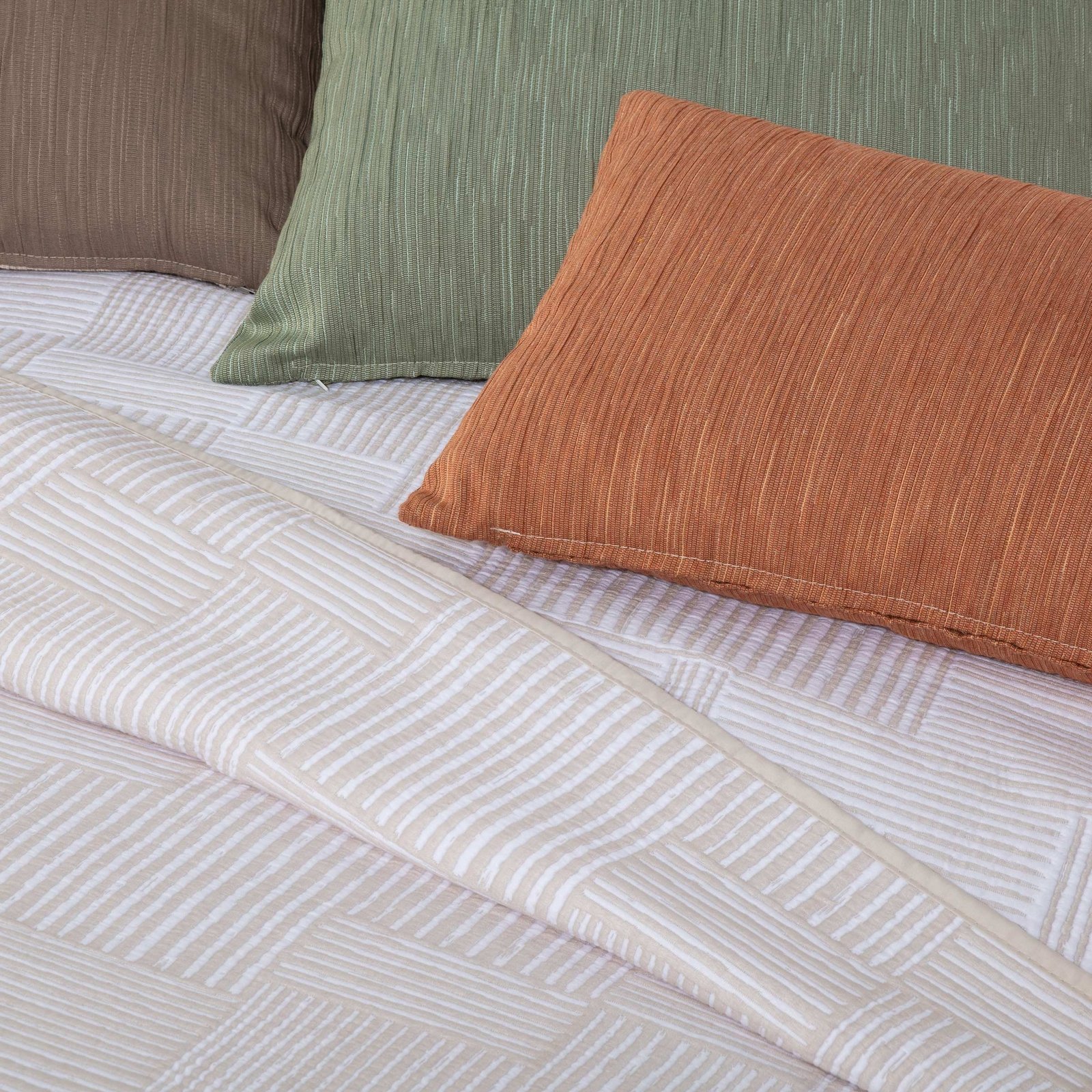 colcha-cubrecama-jacquard-reversible-con-cojines-geometrico-rayas-beige-maltes (1) lovatiesė