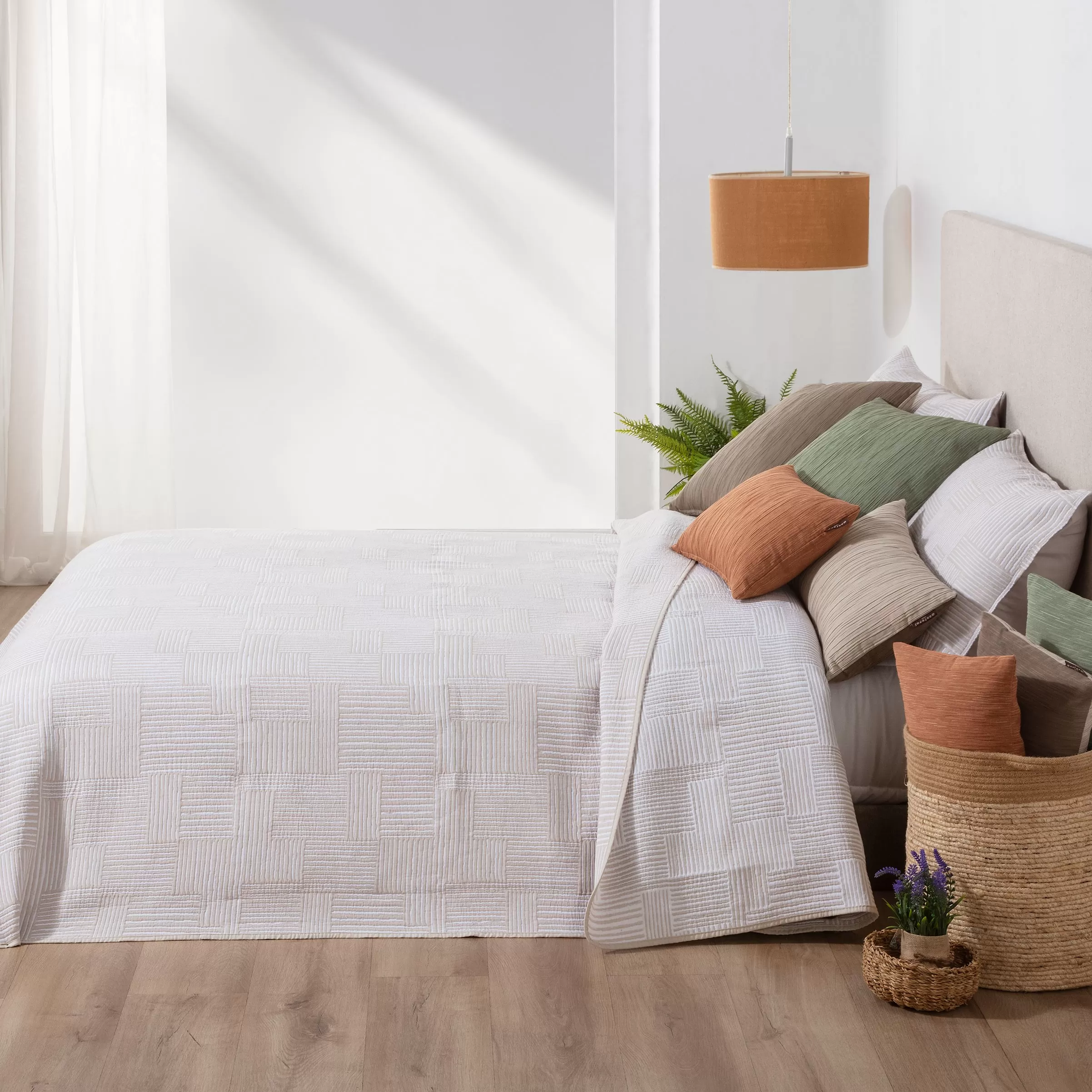 colcha-cubrecama-jacquard-reversible-con-cojines-geometrico-rayas-beige-maltes lovatiesė