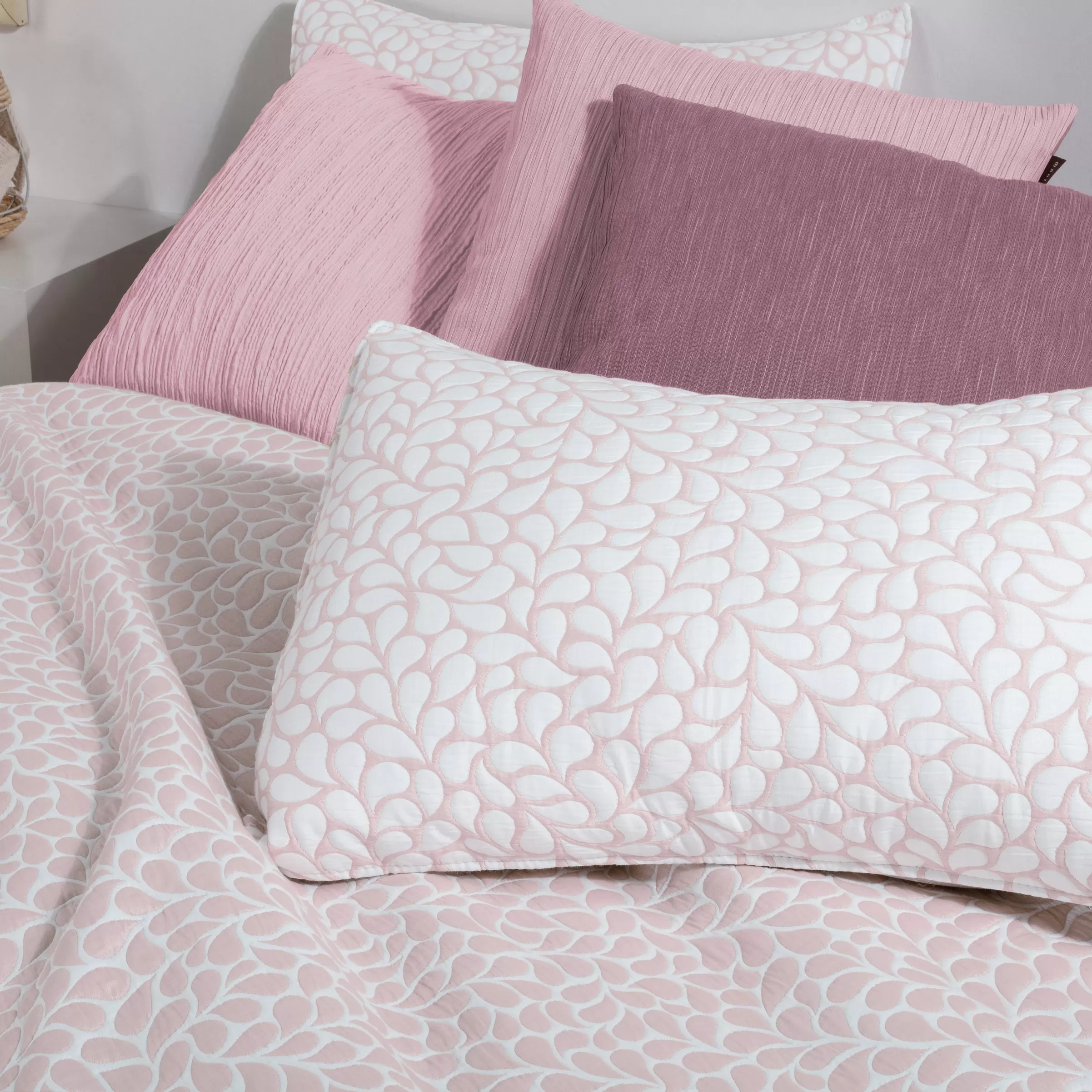 colcha-cubrecama-jacquard-reversible-con-cojines-petalos-nude-maltes (1) lovatiese