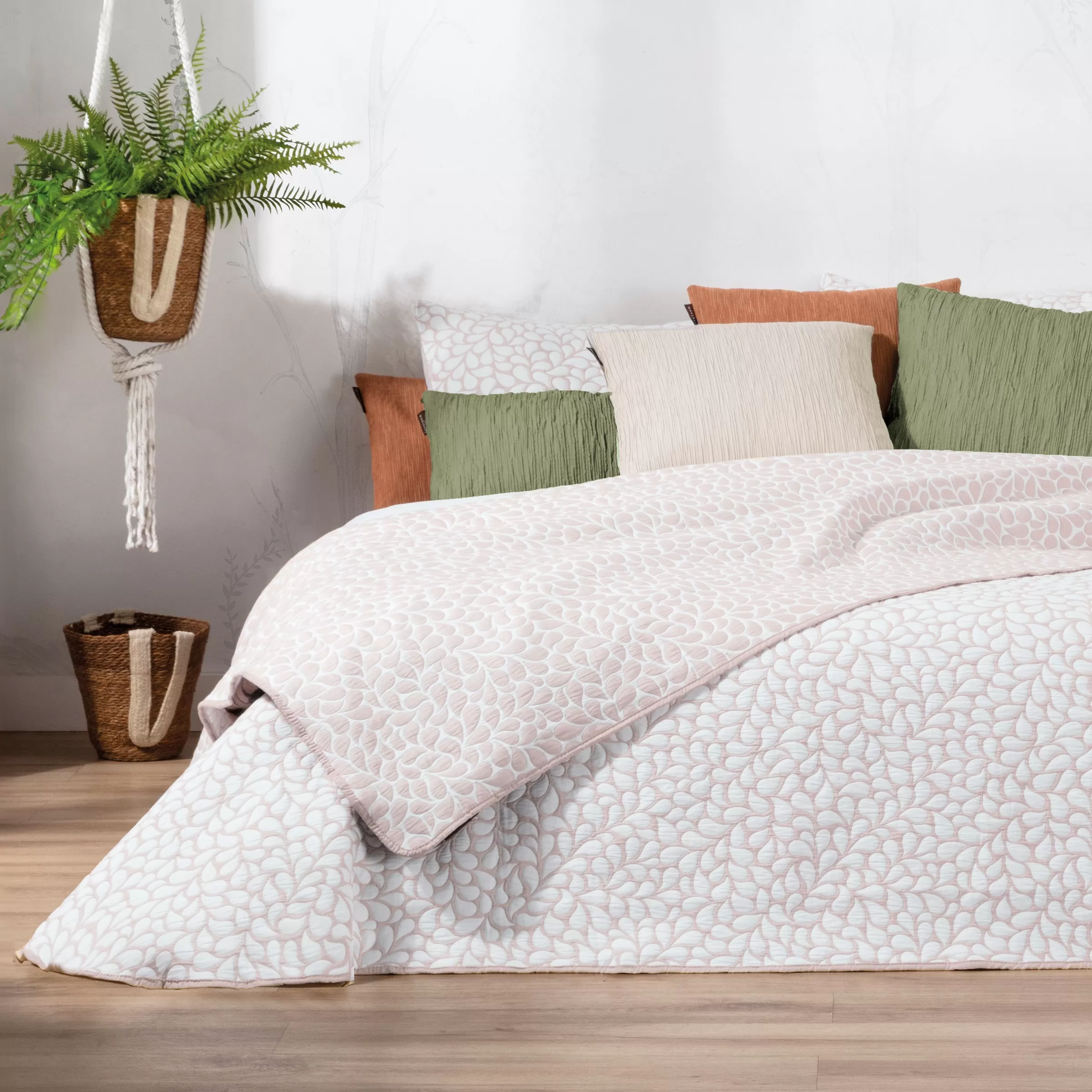 colcha-cubrecama-jacquard-reversible-con-cojines-petalos-nude-maltes lovatiese