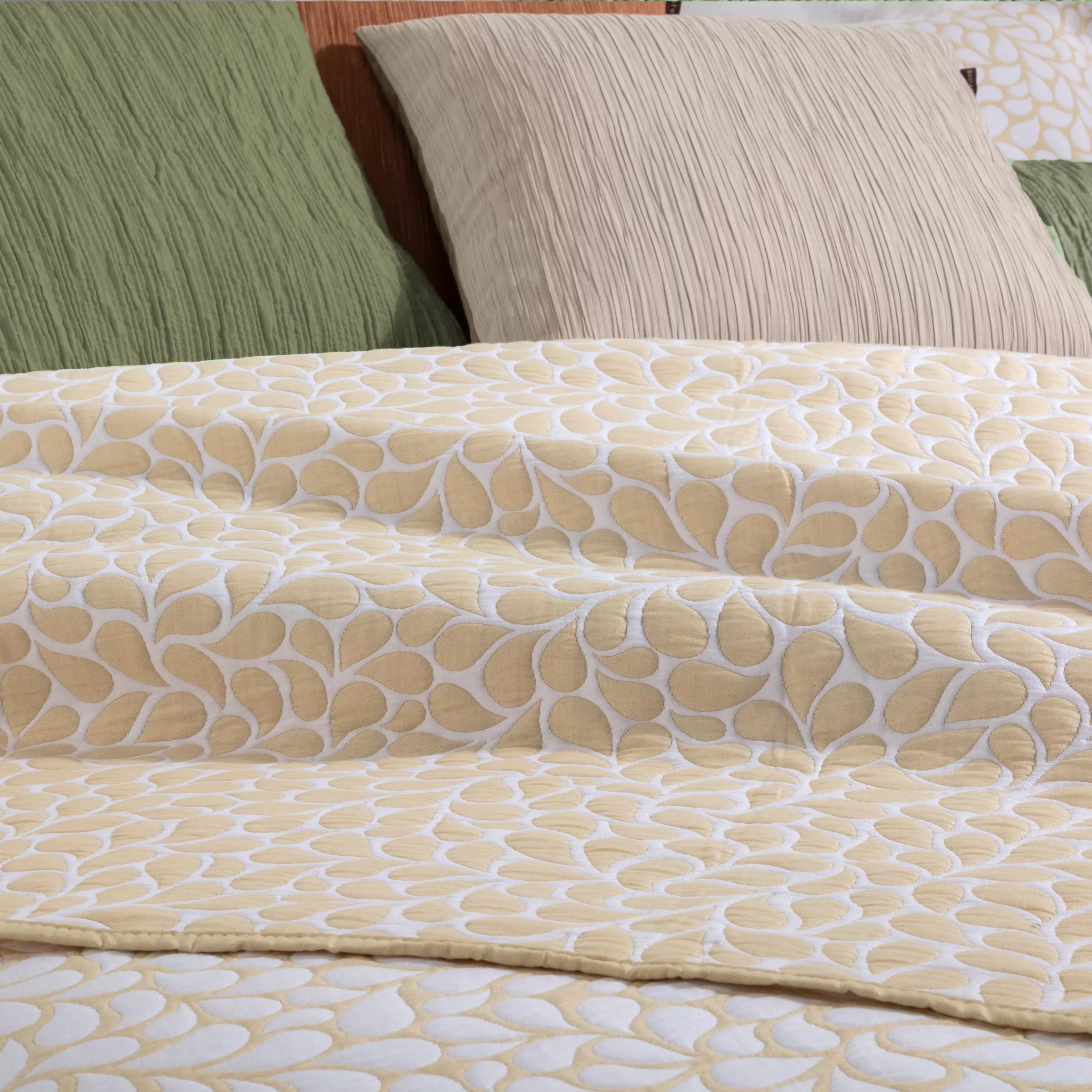 colcha-cubrecama-jacquard-reversible-con-cojines-petalos-vainilla-maltes (1) lovatiese