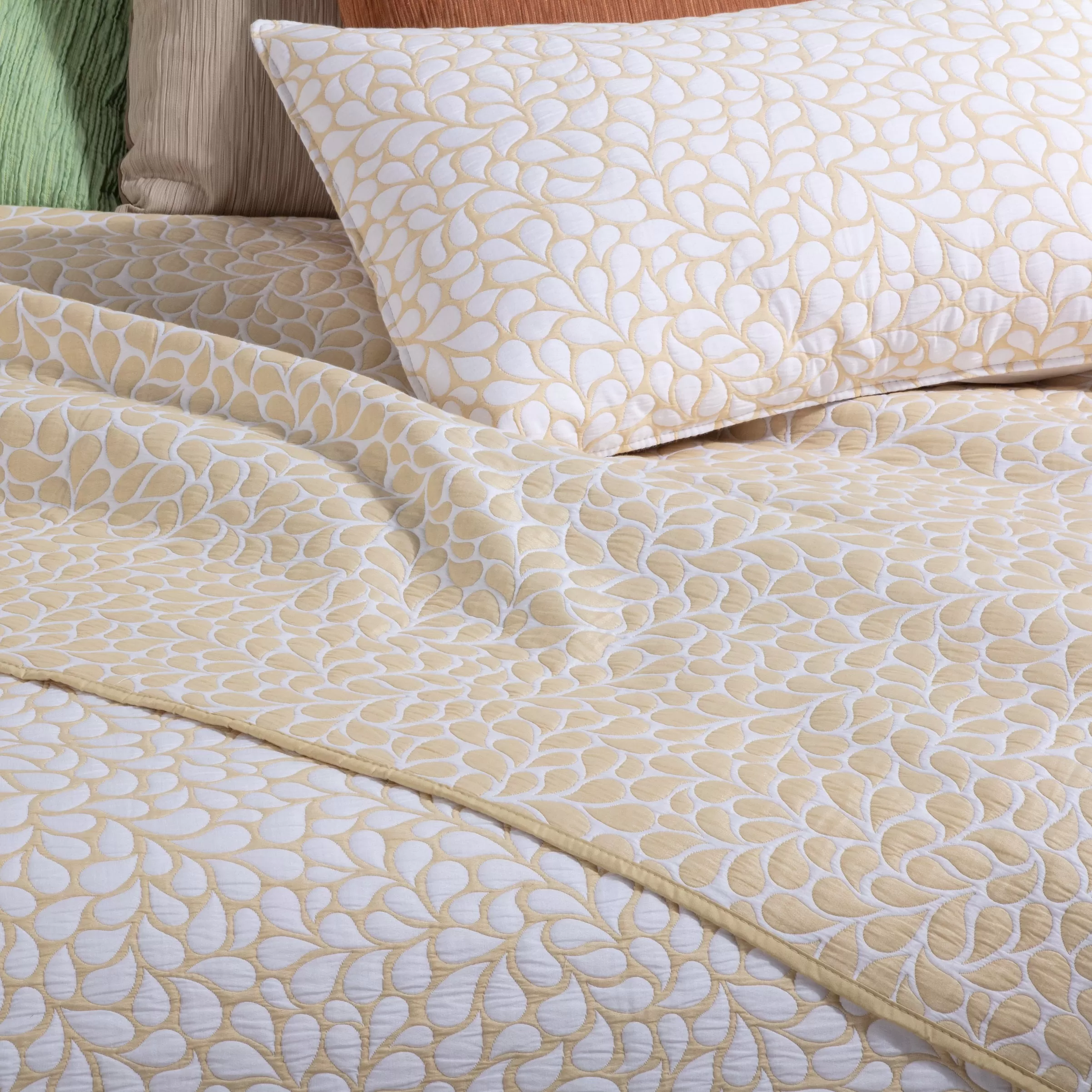 colcha-cubrecama-jacquard-reversible-con-cojines-petalos-vainilla-maltes (2) lovatiese