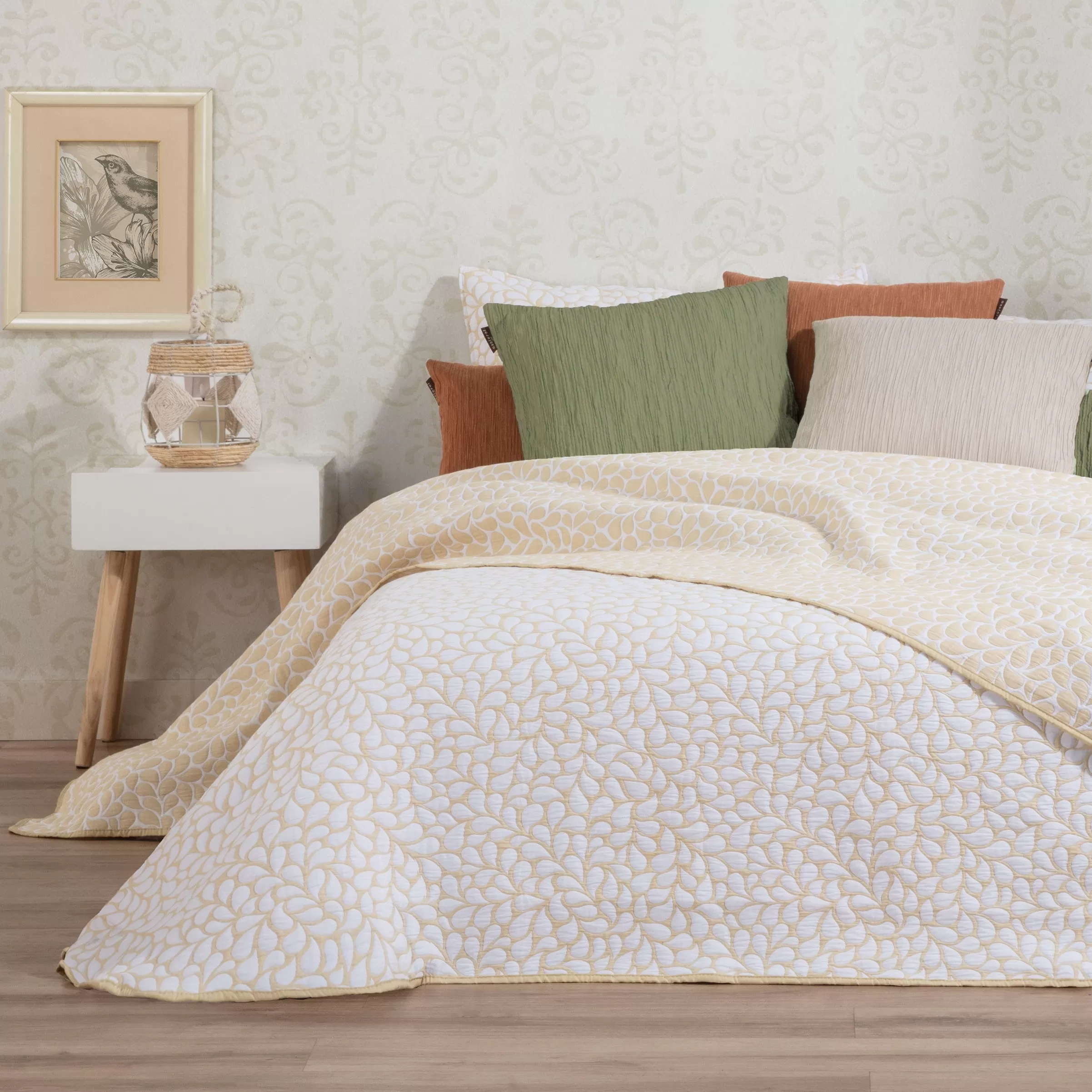 colcha-cubrecama-jacquard-reversible-con-cojines-petalos-vainilla-maltes lovatiese