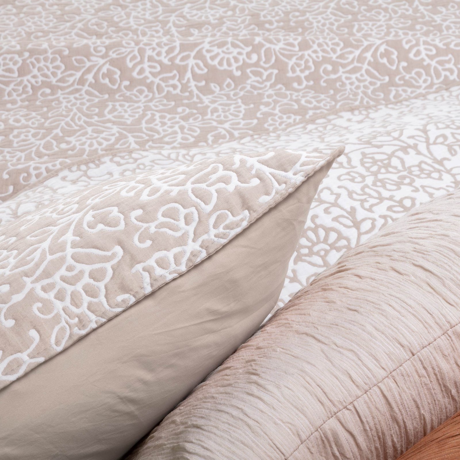 colcha-cubrecama-jacquard-reversible-con-cojines-floral-beige-maltes (1) lovatiese