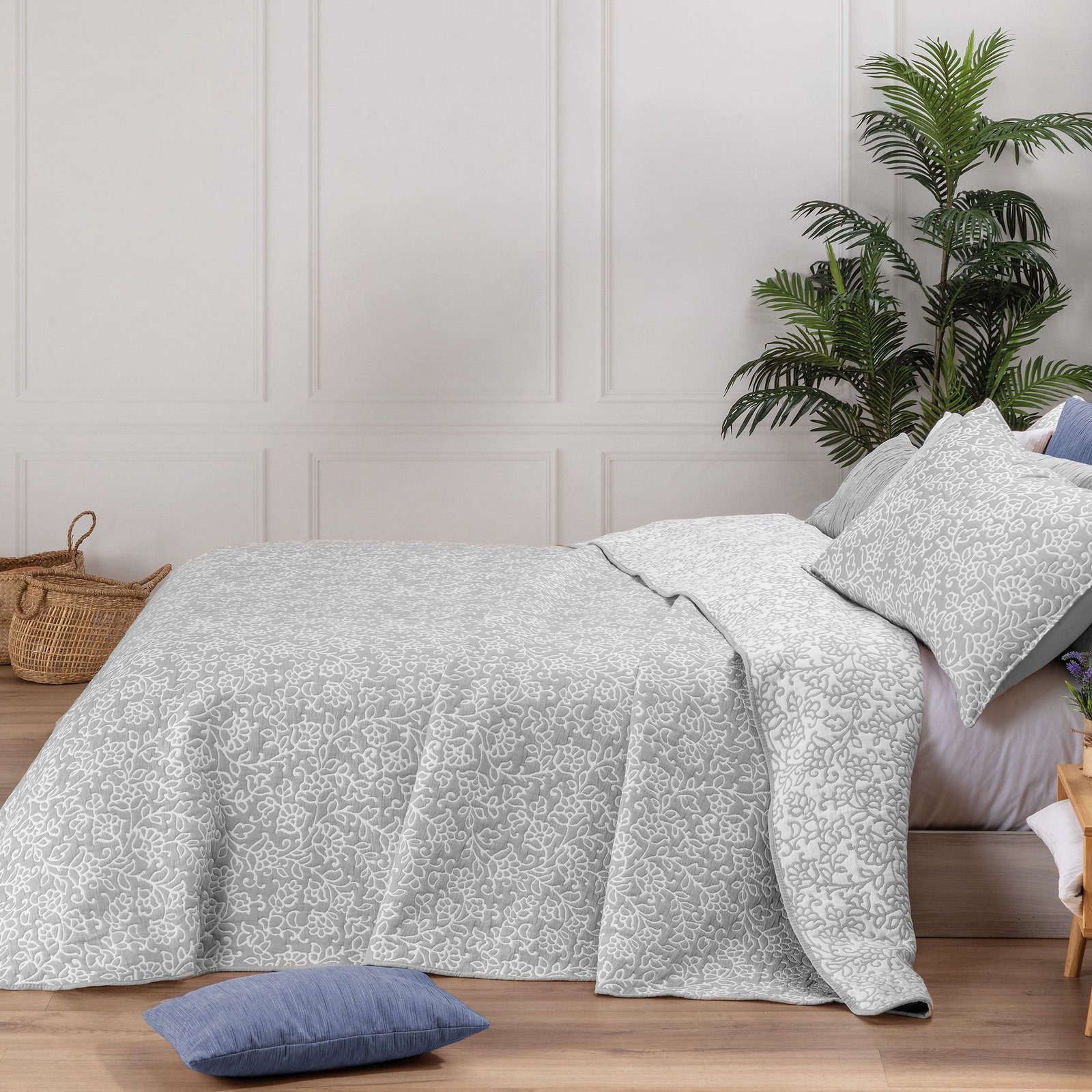 colcha-cubrecama-jacquard-reversible-con-cojines-floral-gris-maltes lovatiese