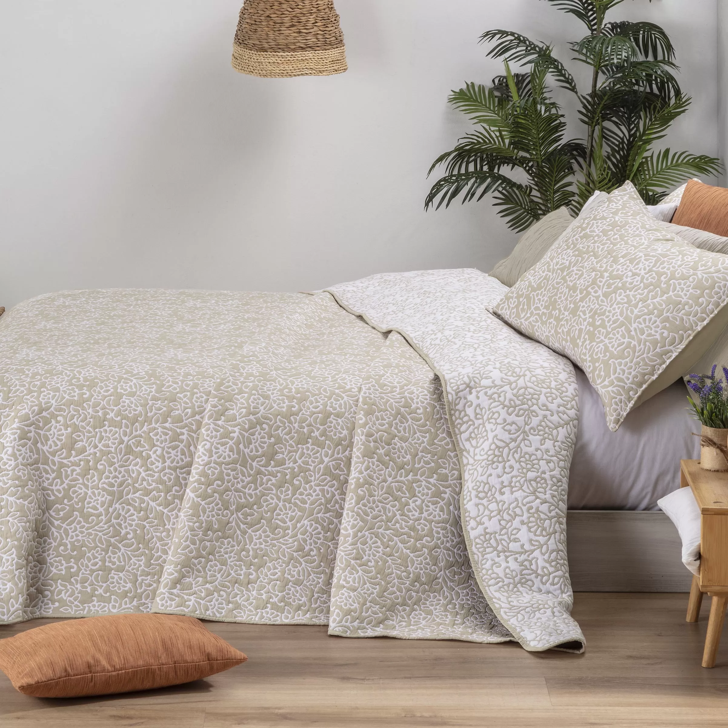 colcha-cubrecama-jacquard-reversible-con-cojines-floral-salmon-maltes lovatiese